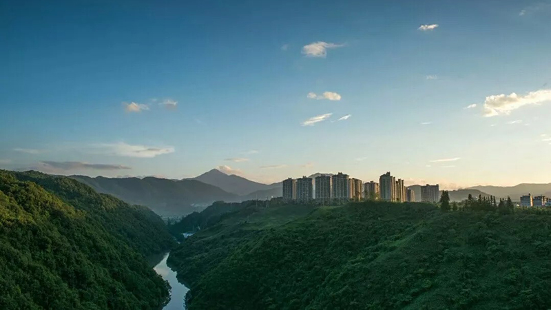 龙江大桥已建成通车,通过高速路向东可达大理,丽江,昆明,向西可达瑞丽